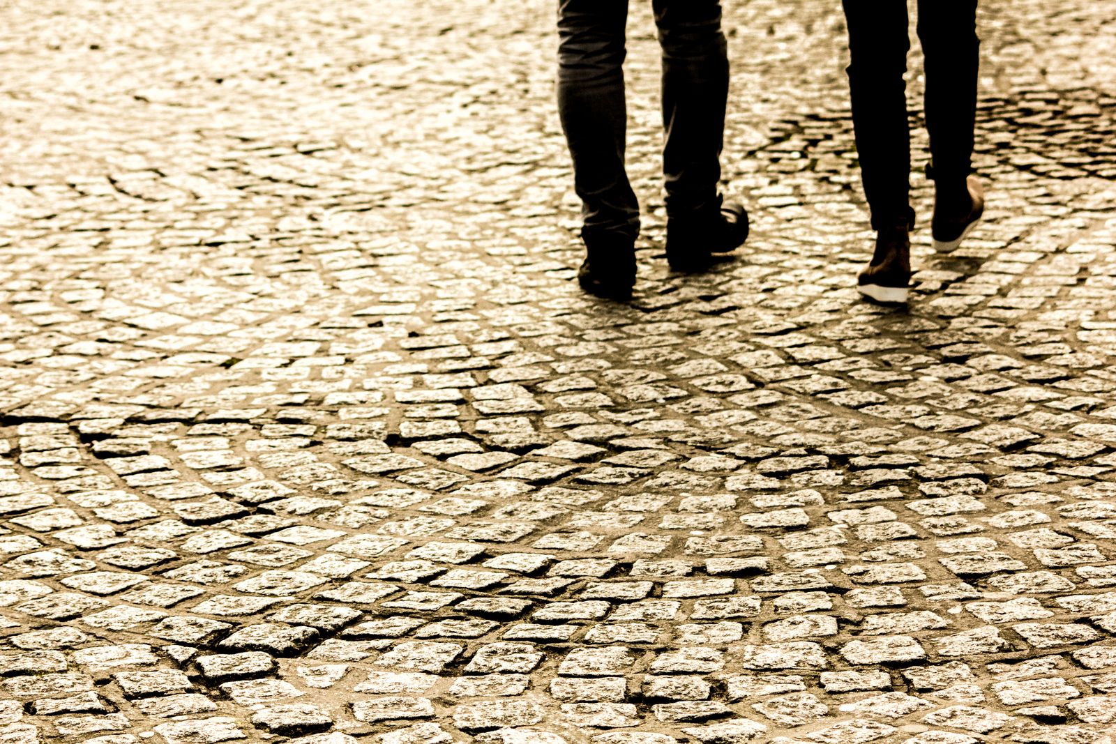 Pessoa caminhando ao ar livre, momento em que a dor de origem arterial costuma se manifestar