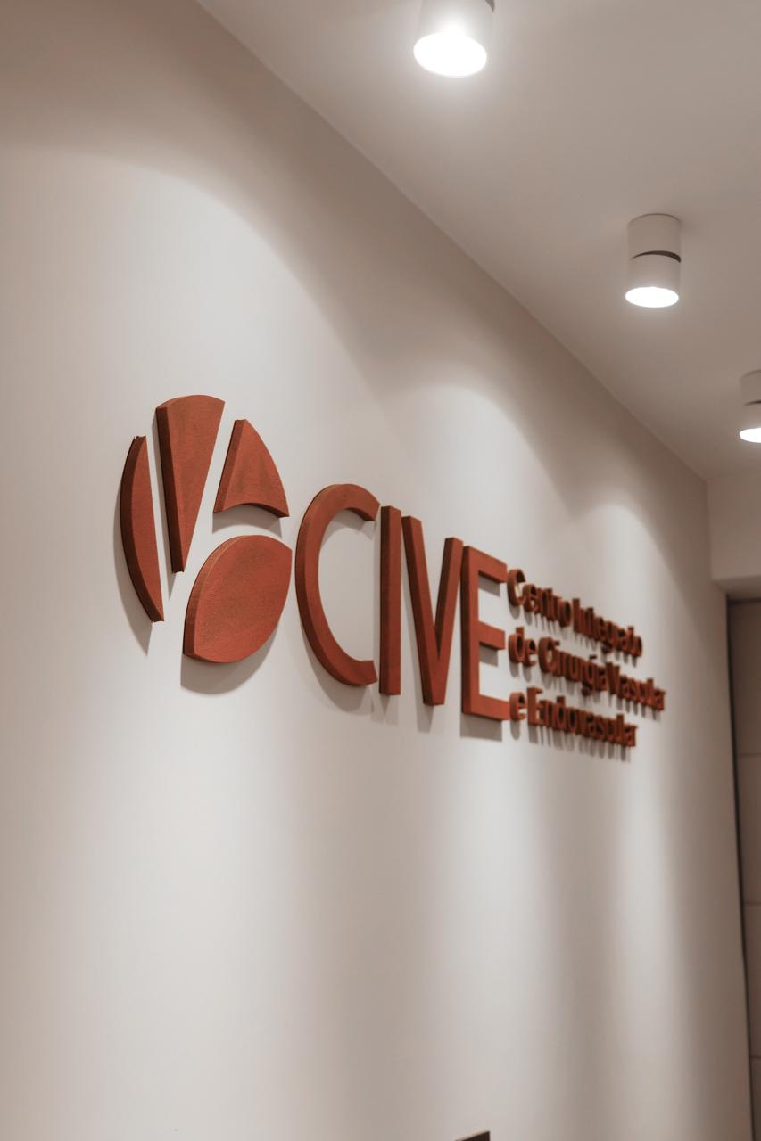 Marca do Centro Integrado de Cirurgia Vascular e Endovascular na parede do consultório