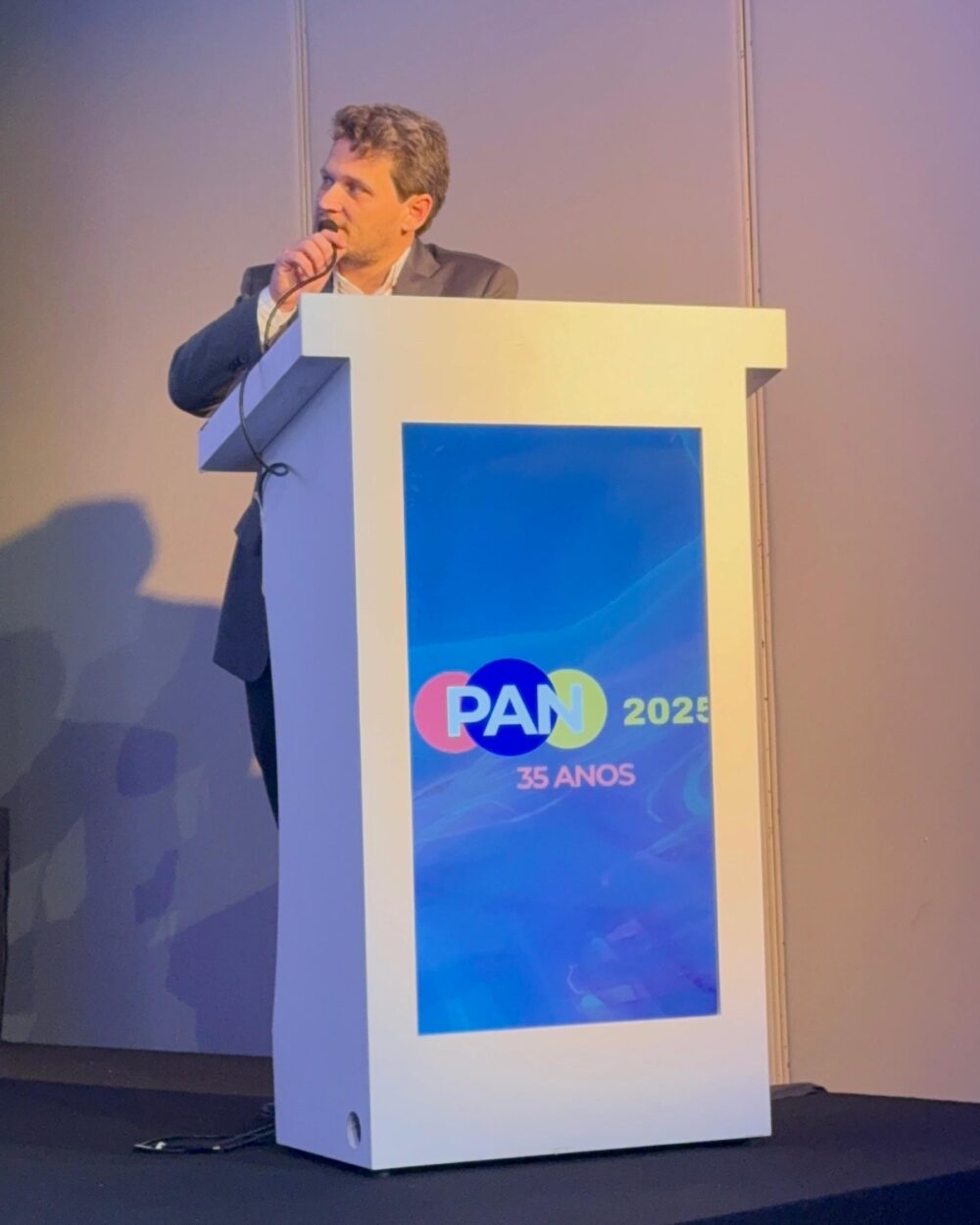 Dr. Matheus Mannarino, cirurgião vascular no Rio de Janeiro, apresentando trabalho no congresso PAN 2025 de cirurgia vascular