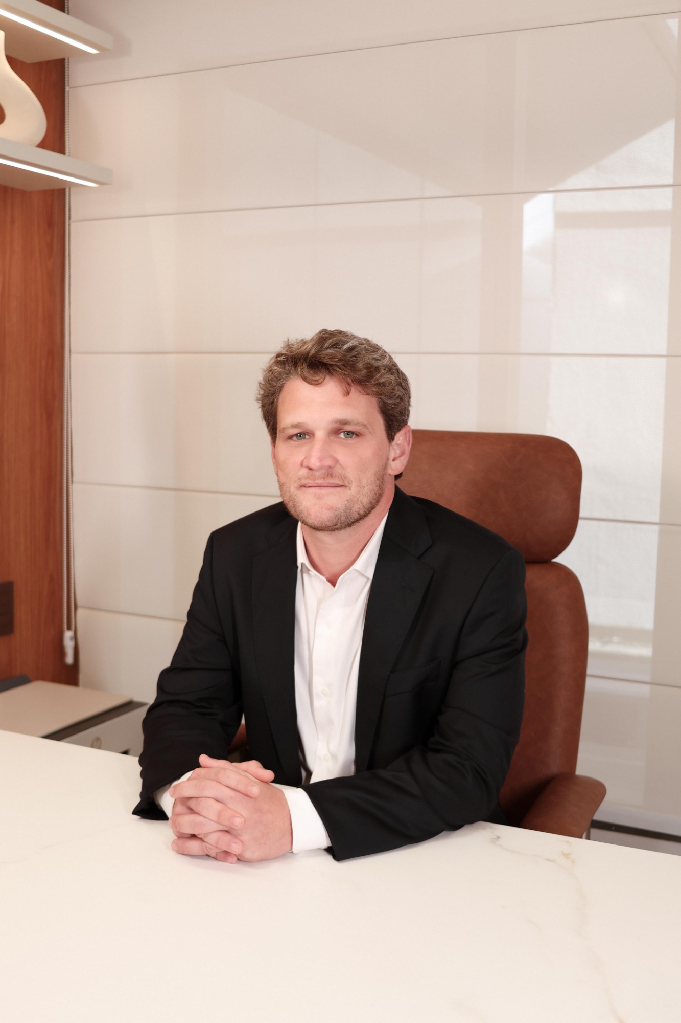 Dr. Matheus Mannarino na mesa de atendimento do consultório no Jardim Botânico