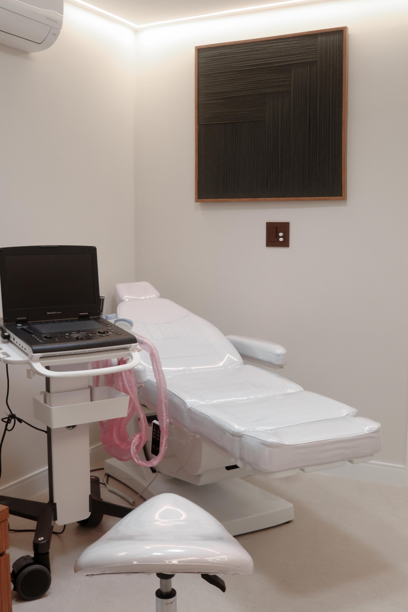Sala de exame com aparelho de ultrassonografia vascular com Doppler