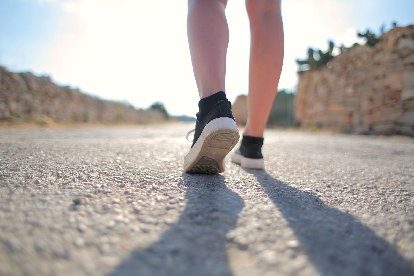 Pessoa caminhando, hábito que participa do cuidado da circulação das pernas